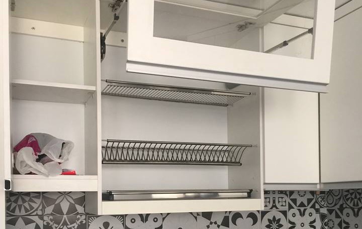 thiết kế cánh gập với tủ bếp trên